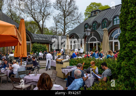Seehaus Biergarten am Kleinhesseloher sehen, Englischer Garten, München, Bayern, Deutschland Stockfoto