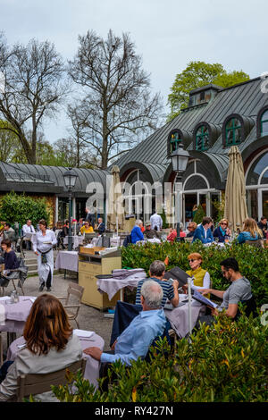 Seehaus Biergarten am Kleinhesseloher sehen, Englischer Garten, München, Bayern, Deutschland Stockfoto