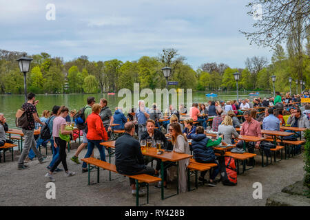 Seehaus Biergarten am Kleinhesseloher sehen, Englischer Garten, München, Bayern, Deutschland Stockfoto
