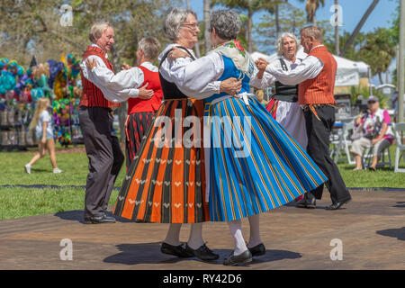 Lake Worth, Florida, USA März 3, 2019, ​ Midnight Sun Festival finnischen Kultur. Zwei Frauen zusammen tanzen im Finnischen Kostüm. Stockfoto