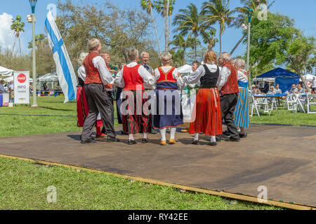 Lake Worth, Florida, USA März 3, 2019, ​ Midnight Sun Festival finnischen Kultur. Die Paare sind in der traditionellen finnischen Kleidung. Stockfoto