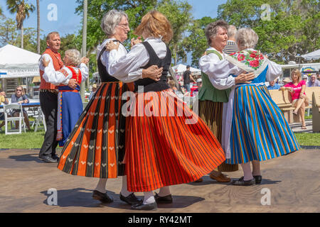 Lake Worth, Florida, USA März 3, 2019, ​ Midnight Sun Festival finnischen Kultur. Frauen Paare sind im traditionellen finnischen Kleidung. Stockfoto