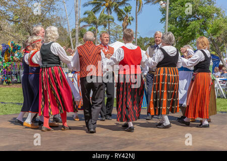 Lake Worth, Florida, USA März 3, 2019, ​ Midnight Sun Festival finnischen Kultur. Ältere Ehepaare tanzen zusammen in einem engen Kreis. Stockfoto