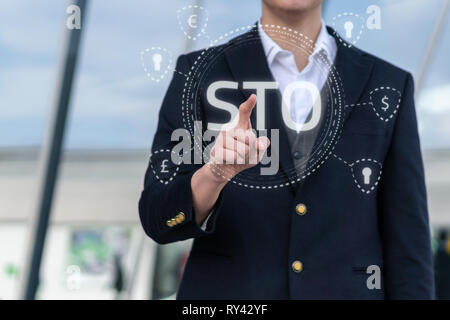 Security Token bietet STO cryptocurrency und blockchain Konzept, Geschäftsmann drücken virtuelle Grafiken auf virtuellen Bildschirmen Stockfoto