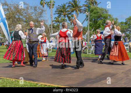 Lake Worth, Florida, USA März 3, 2019, 24:00 Sun Festival finnischen Kultur. Die Paare tanzen in Partnerschaft auf eine Tanzfläche. Stockfoto