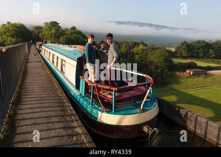 Narrowboat auf Pontcysllyte Aquädukt, Llangollen Kanal, Wrexham Wales.  MODEL RELEASED Stockfoto