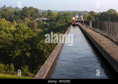 Narrowboat auf Pontcysllyte Aquädukt, Llangollen Kanal, Wrexham Wales Stockfoto