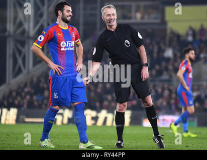 LONDON, ENGLAND - 27. FEBRUAR 2019: Luka Milivojevic zählte der Palast und Englische Schiedsrichter Martin Atkinson dargestellt während der 2018/19 Premier League Spiel zwischen Crystal Palace FC und Manchester United am Selhurst Park. Stockfoto