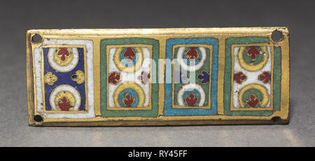 Plakette von einem reliquiar Schrein, C. 1170. Deutschland, Rheintal, Köln, Romanik, aus dem 12. Jahrhundert. Vergoldetes Kupfer; champlevé und Emaille cloisonné; gesamt: 2,7 x 7,2 cm (1 1/16 x 2 13/16-in Stockfoto