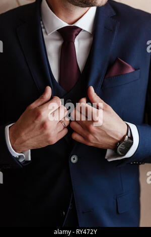 Schöne elegante junge Mode Mann im Mantel Tuxedo klassischen Anzug Kostüm und Bow Tie Stockfoto