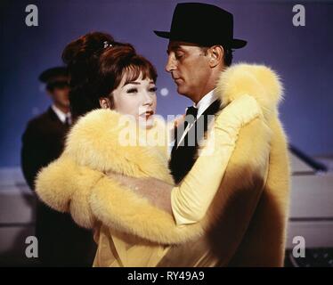 MACLAINE, MITCHUM, WAS FÜR EINE ART UND WEISE ZU GEHEN, 1964 Stockfoto