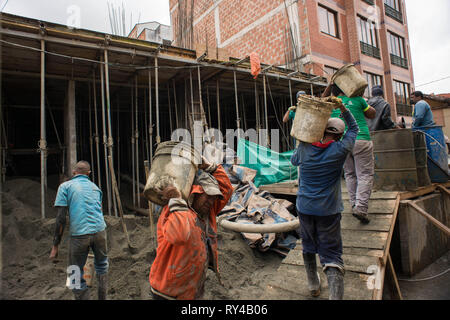 Donmatias, Antioquia, Kolumbien: Maurer in einer Baustelle. Stockfoto