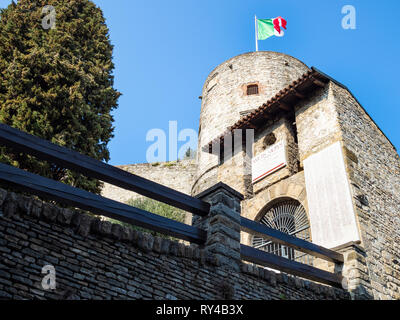 BERGAMO, Italien - 19 Februar 2019: Eingang zur Festung Rocca di Bergamo mit einer Gedenktafel. Das Schloss beherbergt Museo dell Ottocento (Museum von Th Stockfoto