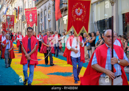 Jährliche Fronleichnam Parade auf Straßen in Blume Blütenblatt Design abgedeckt. Religiöse Banner. Ponte de Lima, Portugal, 15. Juni 2017 Stockfoto