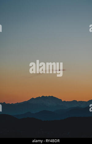 Eine faszinierende Cloud glühende über die Schichten der Schweizer und italienischen Alpen Stockfoto