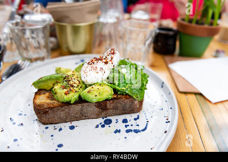 Toast mit Avocado und pochiertem Ei, perfekt und gesundes Frühstück Stockfoto