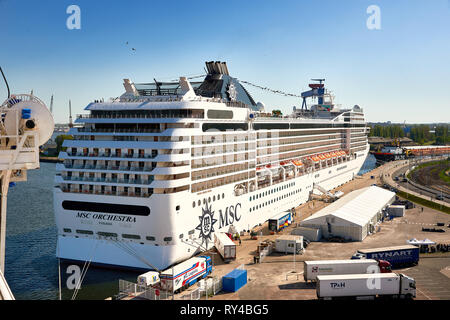 Rostock-Warnemünde/Deutschland - Mai 8., 2018: Blick auf Kreuzfahrtschiff MSC Orchestra in der Stadt Port beim Laden der Passagiere und Versorgung Stockfoto