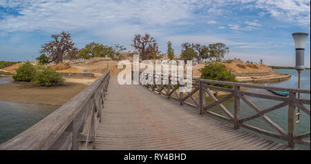 Joal-Fadiout, Senegal - Januar, 26, 2019: Panoramablick auf Gemischt muslimisch-christlichen Friedhof. Joal-Fadiouth Stadt und Kommune in der Region Thiès. Stockfoto