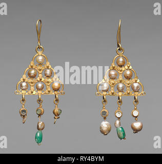 Ohrringe (Paar), 600 s. Byzanz, Frühbyzantinische Zeit, 7. Gold, Perlen, Glas, und Smaragden; Insgesamt: 10,2 x 4,5 cm (4" x 1 3/4" Stockfoto