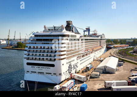 Rostock-Warnemünde/Deutschland - Mai 8., 2018: Blick auf Kreuzfahrtschiff MSC Orchestra in der Stadt Port beim Laden der Passagiere und Versorgung Stockfoto