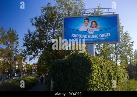 Grosse Anschlagtafel auf der Ecke einer Straße ist Werbung Orbit Kaugummi, mit blauem Himmel an einem sonnigen Tag. Stockfoto