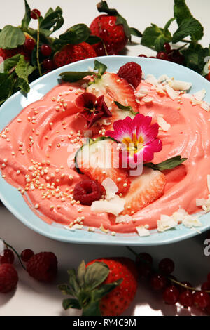 Gesunde hausgemachte raw vegan Banane und Berry Eis (Eis, nicecream) mit organischen Erdbeere auf Tisch lagen Stockfoto