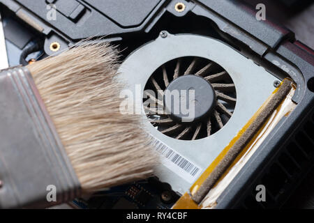 Cpu-Kühler mit Staub und Web. Laptop motherboard Staub reinigen. Elektronik Wartung Service. Stockfoto