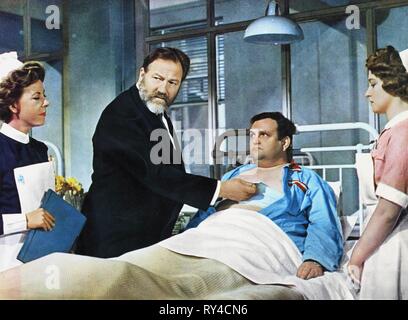 Mit JAMES ROBERTSON JUSTICE, ARZT IN NOT, 1963 Szene Stockfoto