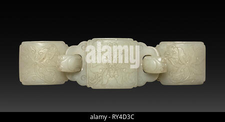 Schnalle, 1800s-1900s. China, 19. und 20. Jahrhunderts. Weißer Jade; Insgesamt: 17,6 cm (6 15/16 in Stockfoto