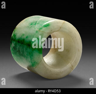 Daumen Ring, 1800s-1900s. China, 19. und 20. Jahrhunderts. Weiße und Grüne Jade; Durchmesser: 3.1 cm (1 1/4 in.); insgesamt: 2,6 cm (1 in. Stockfoto