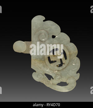 Teil der Schnalle, 1800s-1900s. China, 19. und 20. Jahrhunderts. Weißer Jade; gesamt: 4,6 x 5,4 cm (1 13/16 x 2 1/8 in. Stockfoto