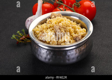 Bulgur mit Fleisch und Gewürzen Stockfoto