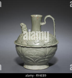 Ewer mit einem Löwen - geformte Trinkschnabel, 10. bis 11. Jahrhundert. China, in der Provinz Shaanxi, Tongshuan, Huangbaozhen, fünf Dynastien (907-960) oder der Nördlichen Song Dynastie (960-1126). Grün verglaste porcelaneous Steinzeug mit modellierten, geschnitzt und eingeschnitten, Dekoration, Yaozhou ware; Insgesamt: 18,3 cm (7 3/16 in. Stockfoto