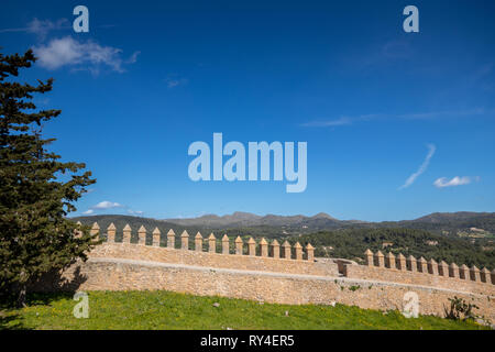 Befestigten Mauern an Santuari de Sant Salvador in Arta, Mallorca (Mallorca), Balearen, Spanien Stockfoto