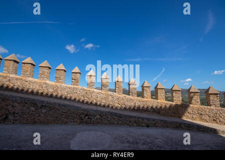 Befestigten Mauern an Santuari de Sant Salvador in Arta, Mallorca (Mallorca), Balearen, Spanien Stockfoto