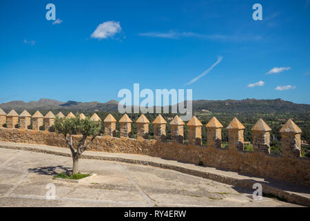 Befestigten Mauern an Santuari de Sant Salvador in Arta, Mallorca (Mallorca), Balearen, Spanien Stockfoto