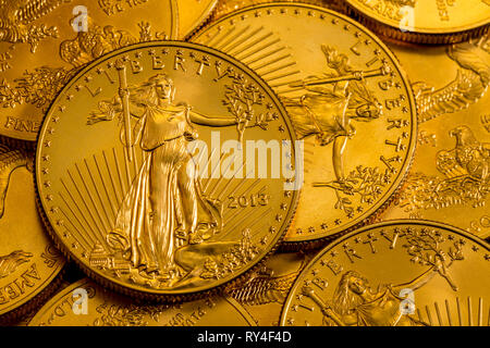 Stapel von US Treasury eine Unze Gold Eagle Münzen Stockfoto