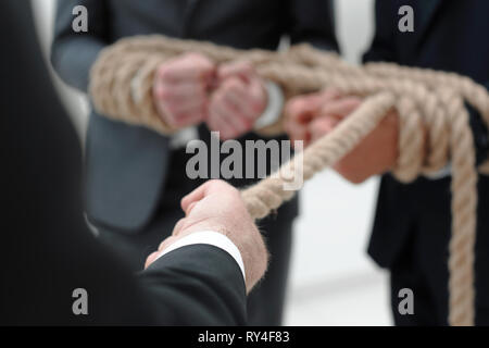 Bis zu schließen. Geschäftsmann zieht die Mitarbeiter Stockfoto