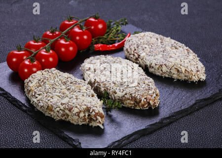 Rohes Hackfleisch Lammkotelett bereit für Braten Stockfoto