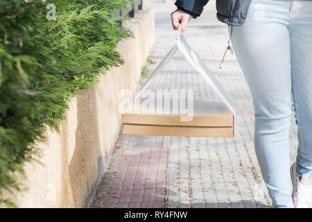 Frau Tragetasche mit pizza Schachteln. Pizza zum Mitnehmen. Street Pizza zu gehen Stockfoto