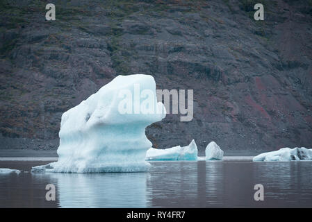Abend Landschaft mit Eisschollen in den Gletschersee Fjallsarlon. Vatnajökull National Park, Island, Europa. Tolle touristische Attraktion Stockfoto