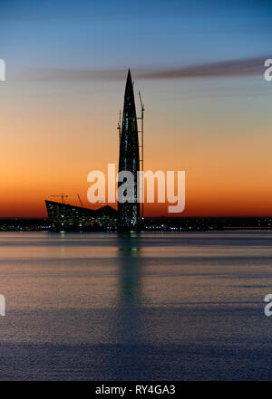 ST. PETERSBURG, Russland - 5. Mai 2018: moderne Wolkenkratzer Architektur Gebäude im Golf von Kronstadt. Lakhta Center, Sitz der Gazprom Kom Stockfoto