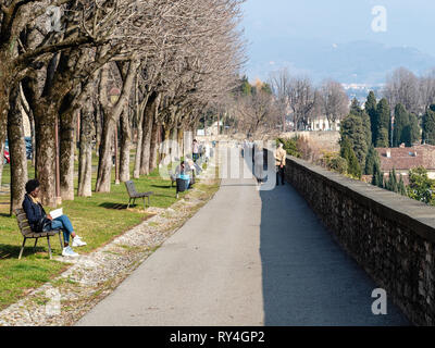 BERGAMO, Italien - 19 Februar 2019: Menschen gehen auf die Straße Viale Delle Mura entlang der venezianischen Mauern zwischen Unterstadt (Bergamo) und Oberstadt (Citta Stockfoto