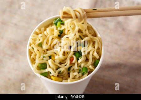 Instant Ramen Nudeln mit Rindfleisch Aroma, Low Angle View. Close-up. Stockfoto