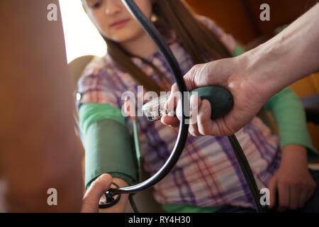 Arzt des Kindes Blutdruck messen Stockfoto