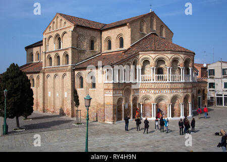 Den Kolonnaden Ostseite der Basilika dei Santi Maria e Donato, eine Basilika Kirche auf der Insel Murano, Venedig, Italien Stockfoto