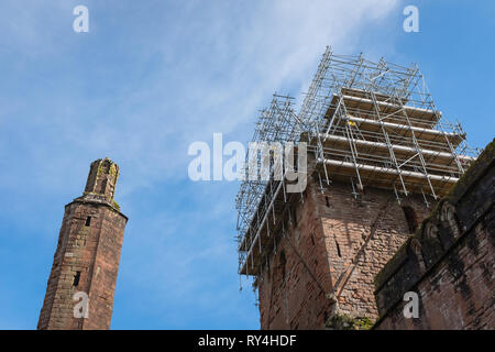 Suchen, um sich an der Arbeit im Naturschutz an Sweetheart Abbey durchgeführt wird, im Dorf neue Abtei, Schottland. Stockfoto