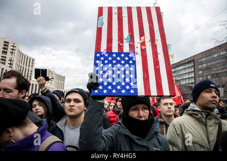 Moskau, Russland. 10. Mär 2019. Hält eine Frau US-Flagge während einer Kundgebung gegen die Isolation der Russischen Internet in Sakharova Avenue von Moskau, RUS Stockfoto