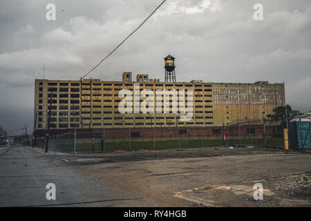 Detroit, Michigan, 18. Mai 2018: Blick Richtung verlassene Detroit Automotive Werk mit Wasserturm und Schornstein. Stockfoto