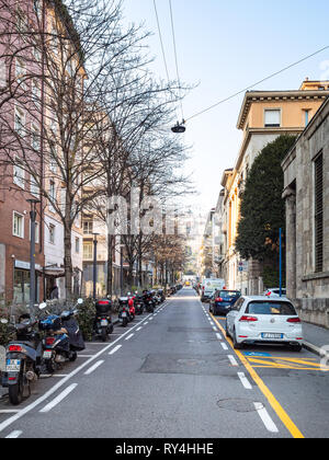 BERGAMO, Italien - 19 Februar 2019: Auto und Motorrad parken auf der Straße Via Antonio Locatelli in der unteren Stadt. Bergamo ist die Hauptstadt der Provinz Stockfoto